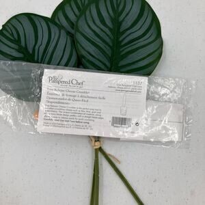 The Pampered Chef 1137 Tan Brown Easy Release Cheese Crumbler Kitchen Prep Tool